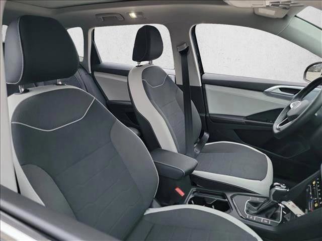 Used 2025 Volkswagen Taos SE w/ Panoramic Sunroof Package image 17