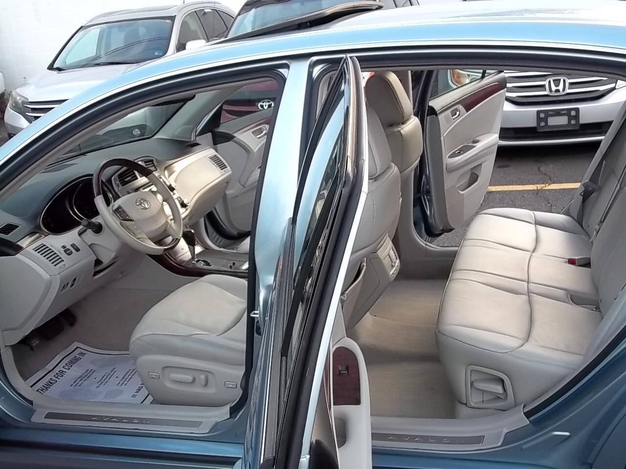 Used 2011 Toyota Avalon Limited FWD image 3