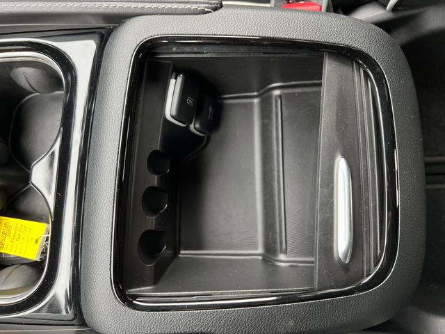 Used 2025 Chrysler Pacifica Limited image 31