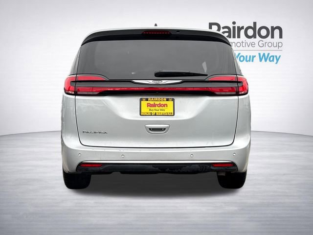 Used 2024 Chrysler Pacifica Touring-L image 7