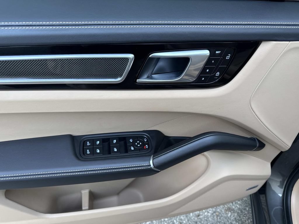 Used 2022 Porsche Cayenne GTS AWD/4WD image 18