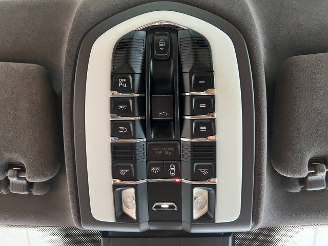 Used 2012 Porsche Cayenne Turbo AWD/4WD image 30