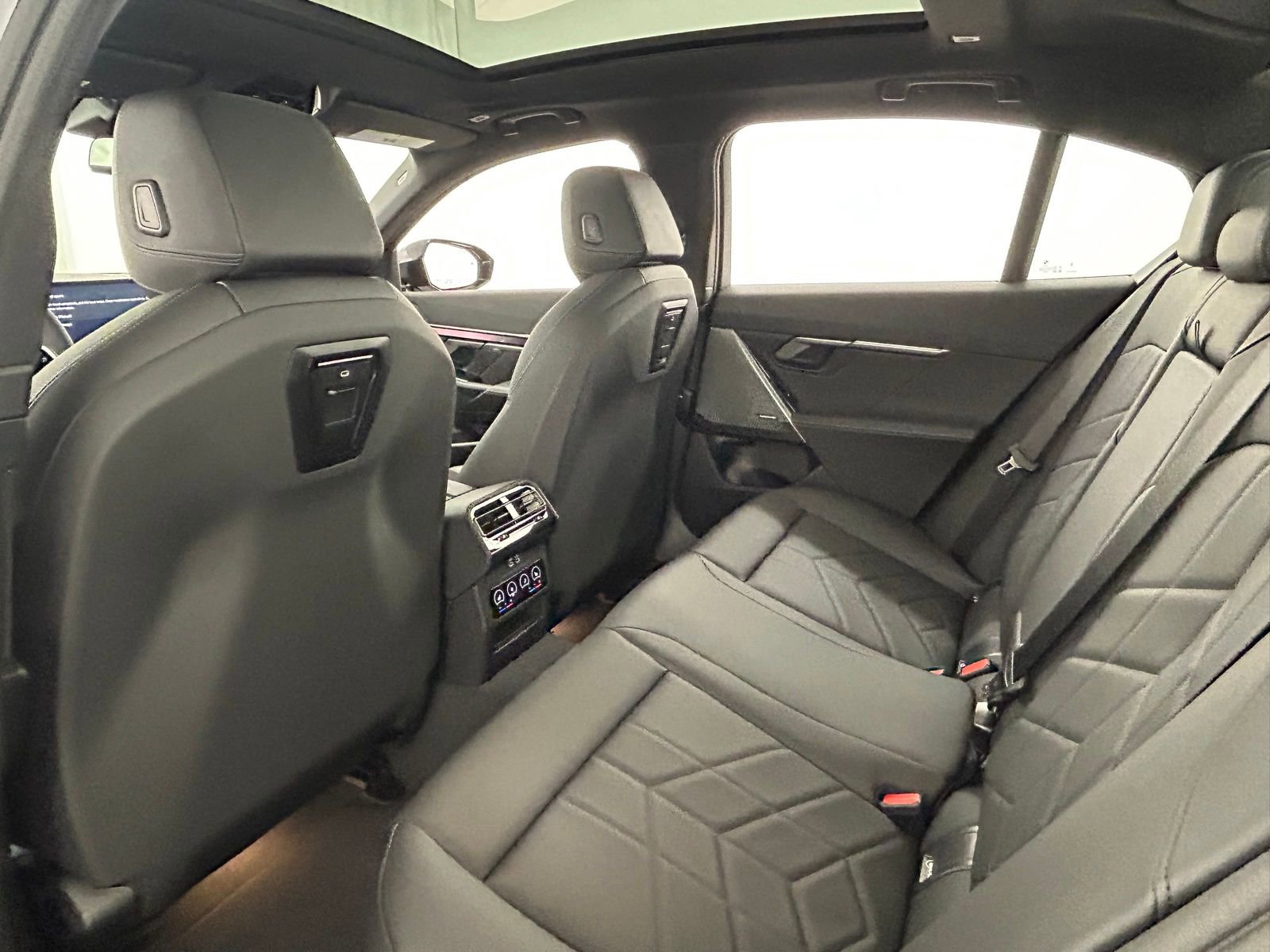 Used 2026 BMW 550e xDrive image 33