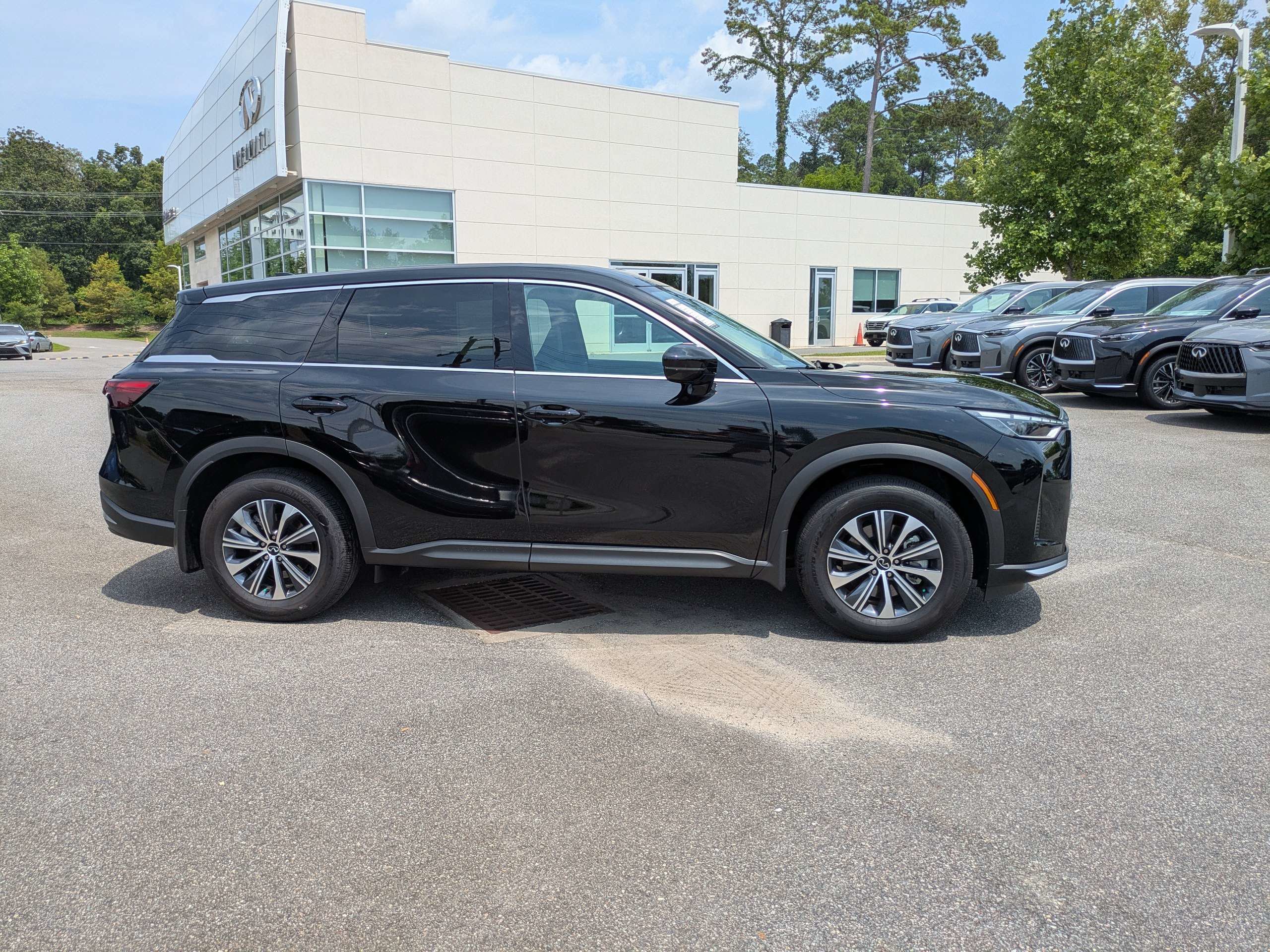 Used 2026 INFINITI QX60 Pure w/ Cargo Package FWD image 3