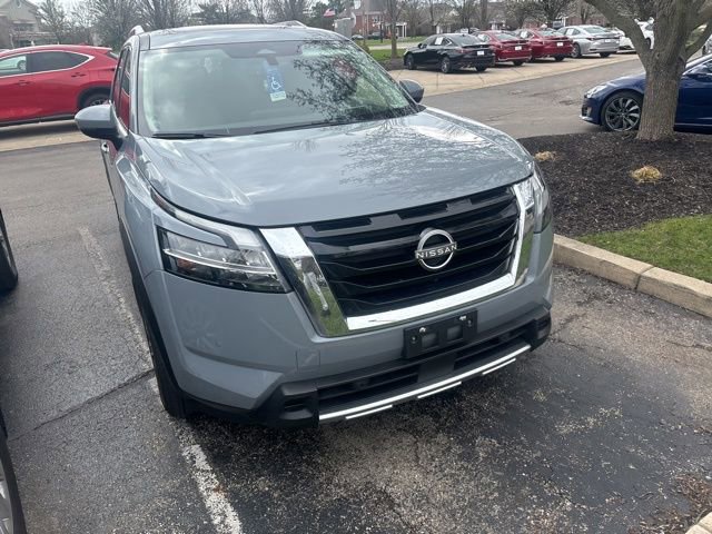 Used 2024 Nissan Pathfinder Platinum image 4