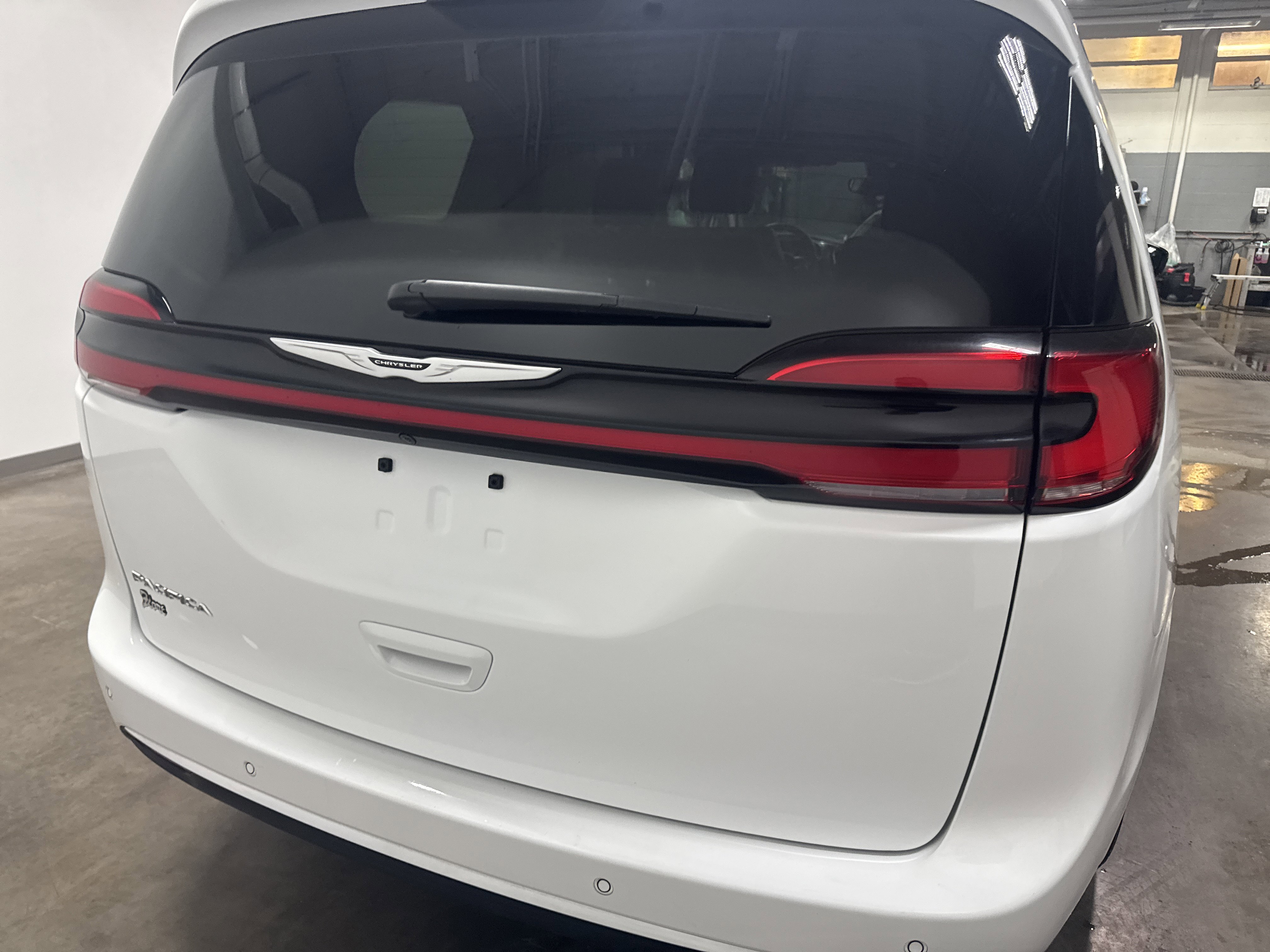Used 2024 Chrysler Pacifica Touring-L video 4