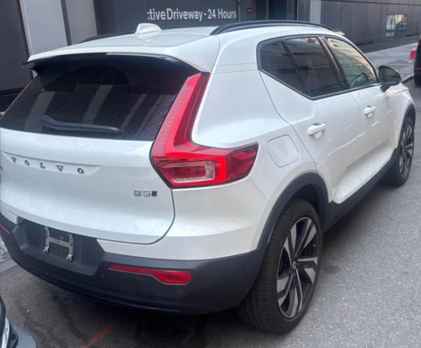 Used 2023 Volvo XC40 B5 Plus w/ Protection Package Premier AWD/4WD image 3