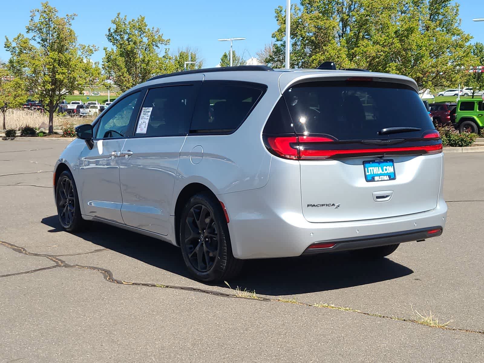 New 2026 Chrysler Pacifica Select image 12
