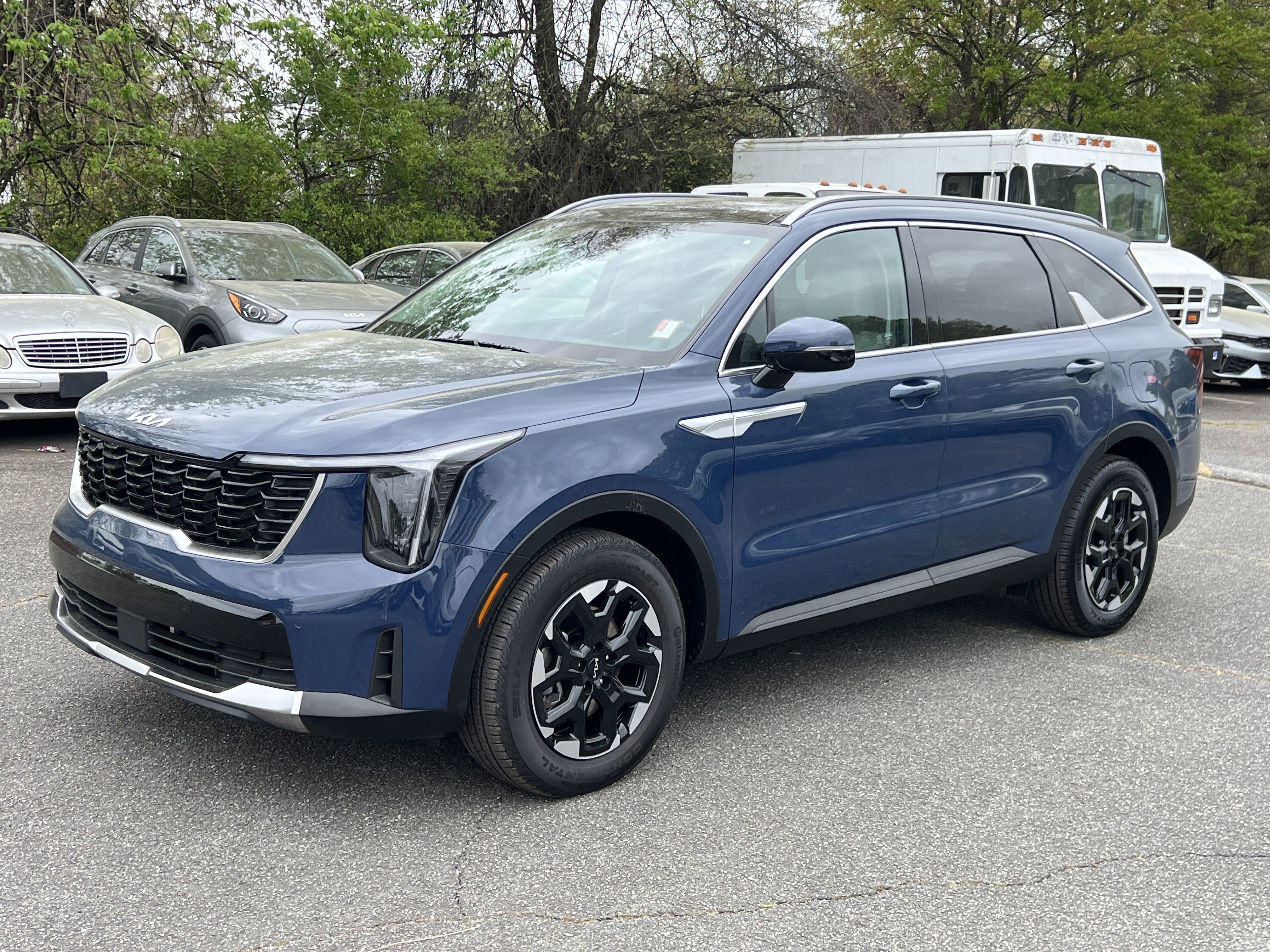 Certified 2025 Kia Sorento S w/ Panoramic Sunroof Package image 3