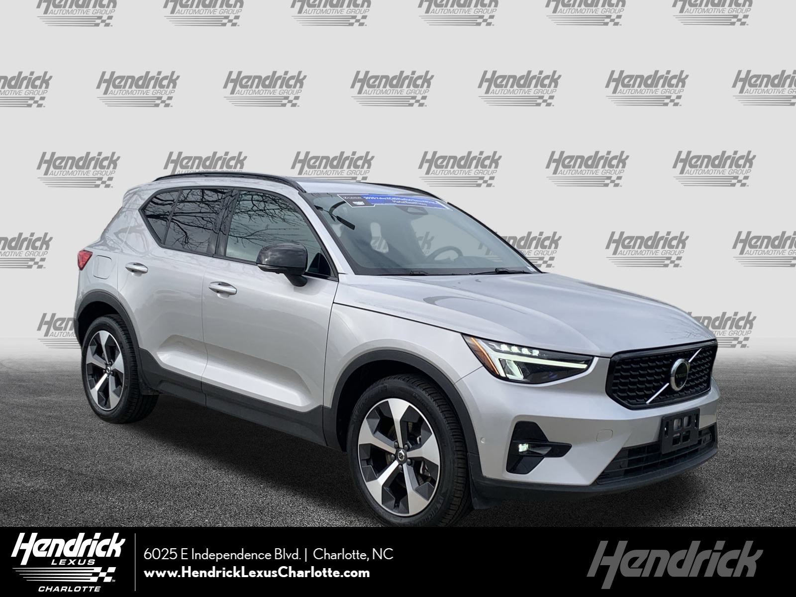 Used 2025 Volvo XC40 B5 Plus image 1