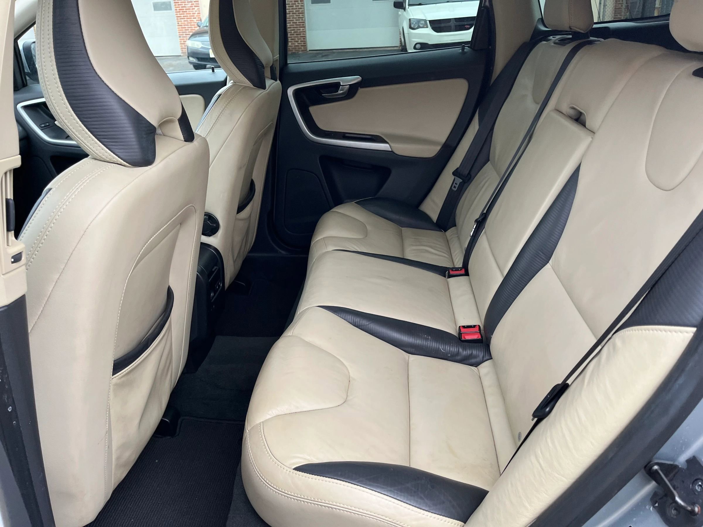 Used 2012 Volvo XC60 T6 R-Design image 17