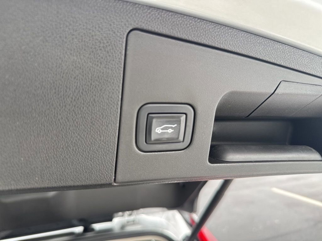 Used 2022 Cadillac XT4 Premium Luxury w/ Enhanced Visibility Package image 10