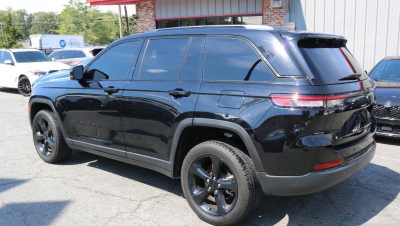 Used 2023 Jeep Grand Cherokee Altitude RWD image 5