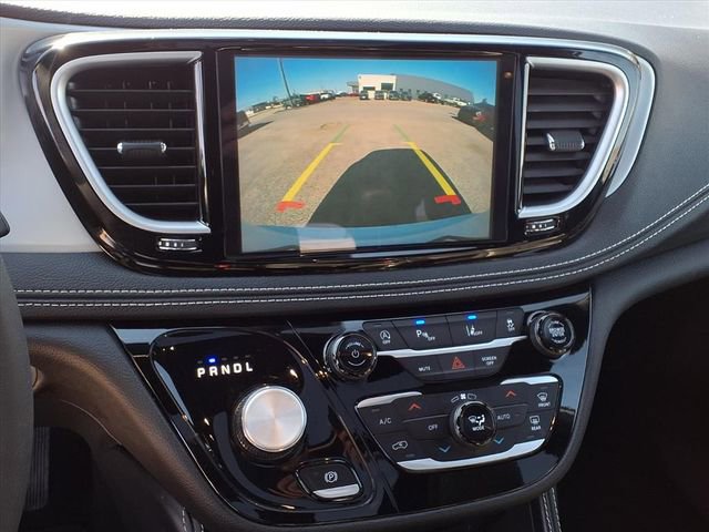 Used 2025 Chrysler Pacifica Limited image 6