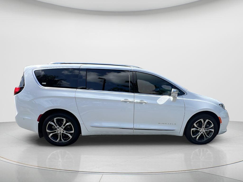 Used 2024 Chrysler Pacifica Pinnacle w/ Trailer Tow Group AWD/4WD image 4