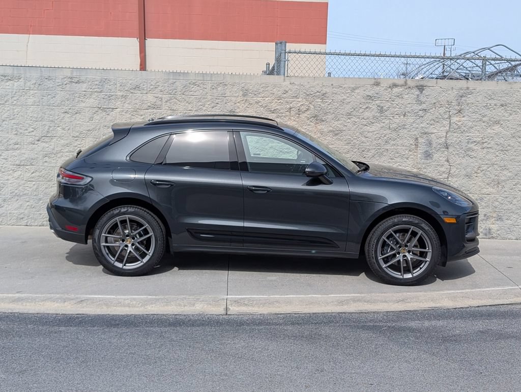 Certified 2025 Porsche Macan AWD/4WD image 9