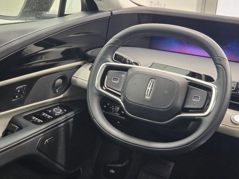Used 2025 Lincoln Nautilus Reserve AWD/4WD image 12