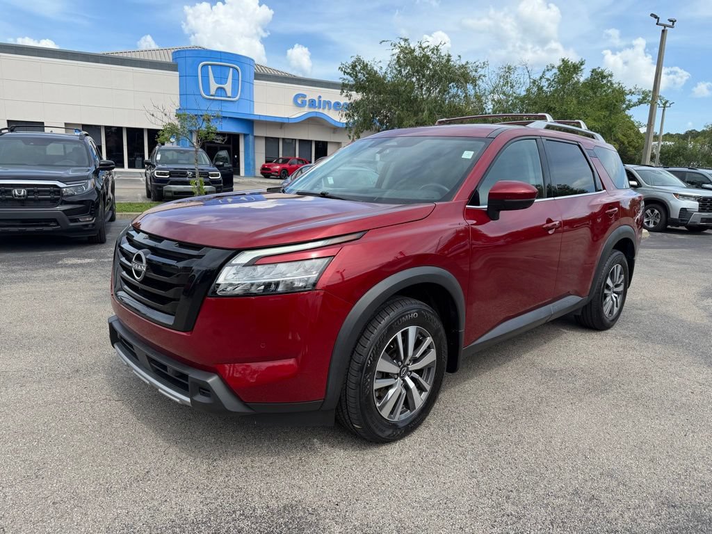 Used 2023 Nissan Pathfinder SL w/ Black Appearance Package AWD/4WD image 3