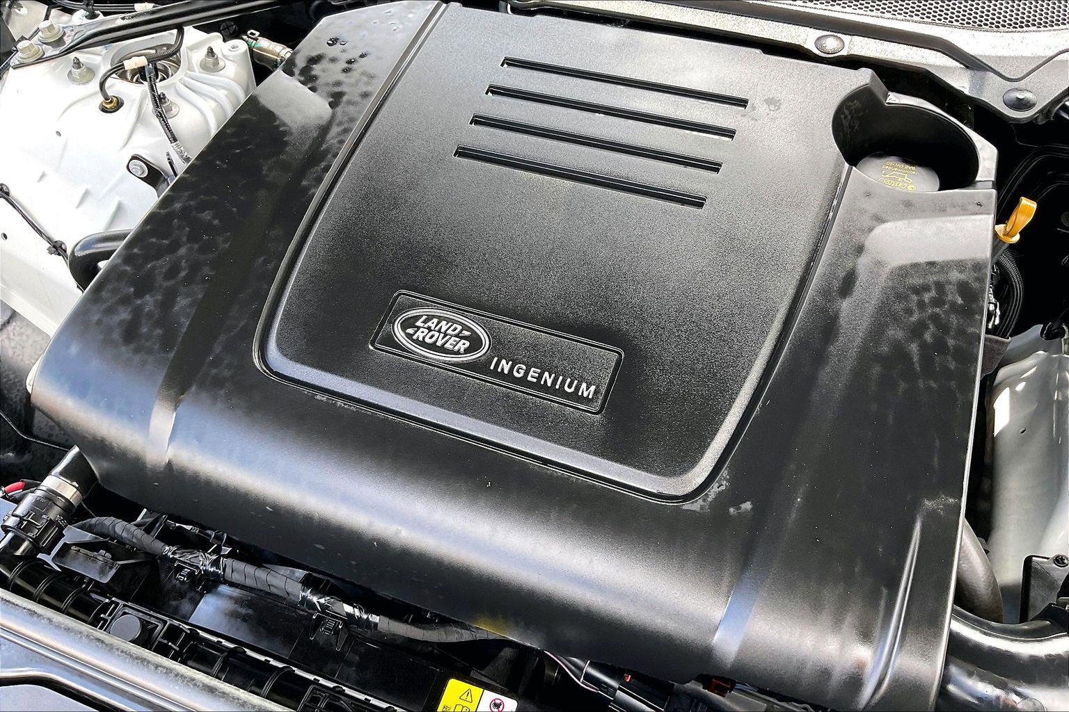 Certified 2025 Land Rover Discovery S AWD/4WD image 29