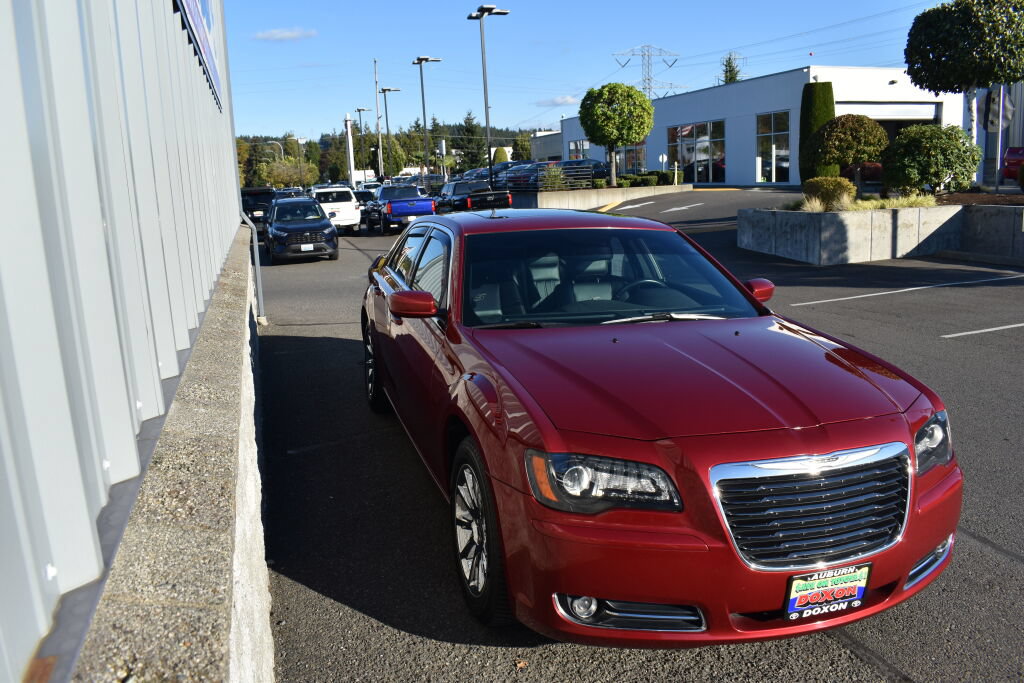 Used 2013 Chrysler 300 S RWD image 3