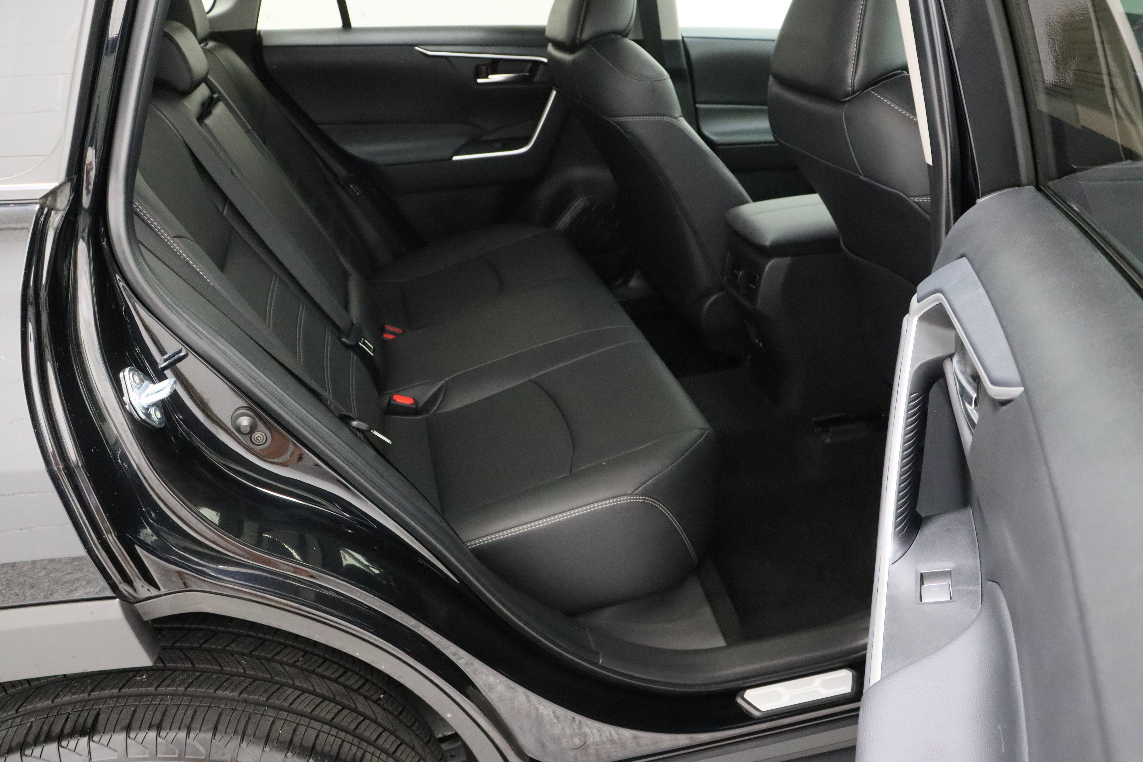 Used 2025 Toyota RAV4 XLE Premium FWD image 35