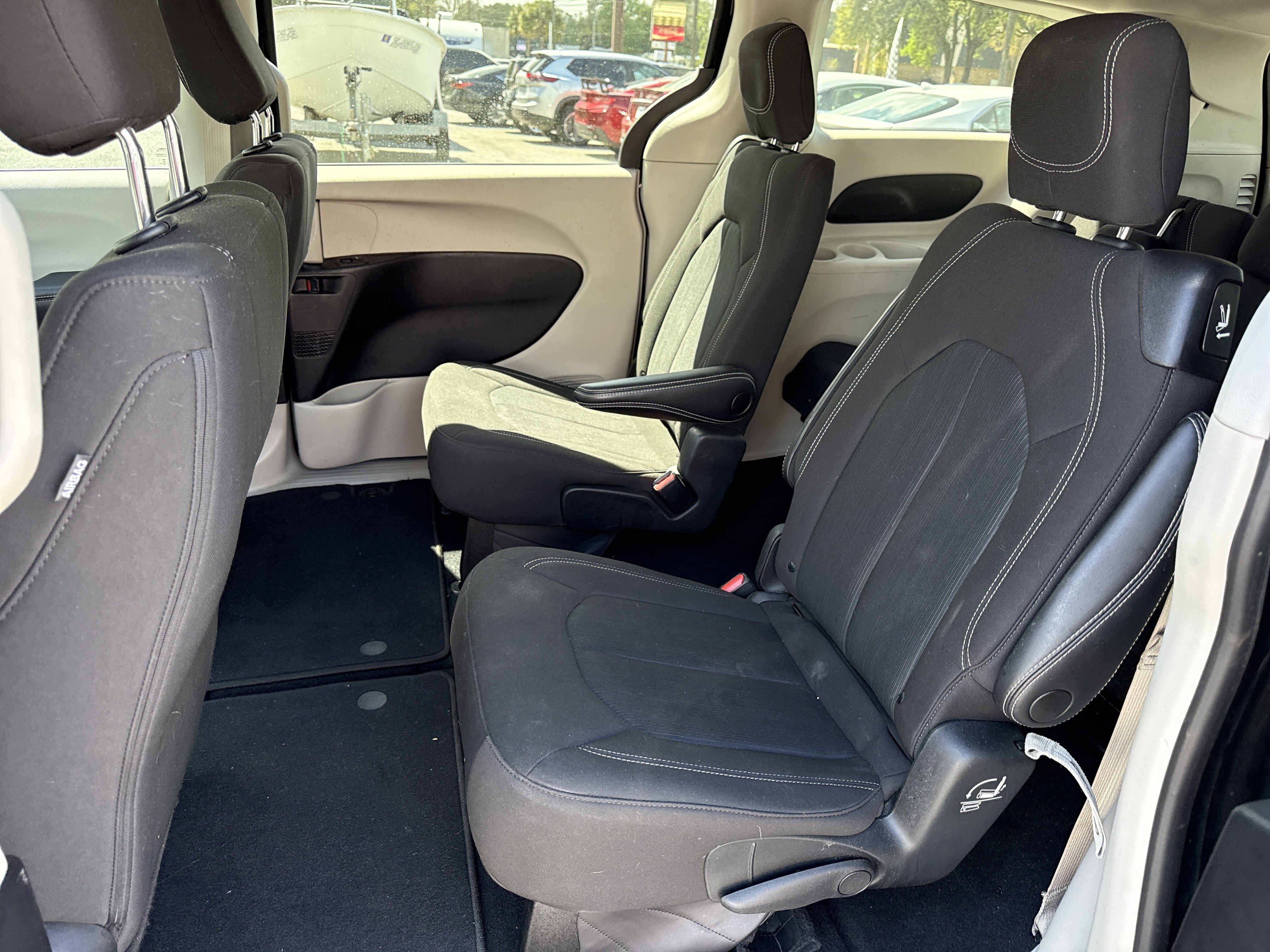 Used 2022 Chrysler Voyager LX image 10