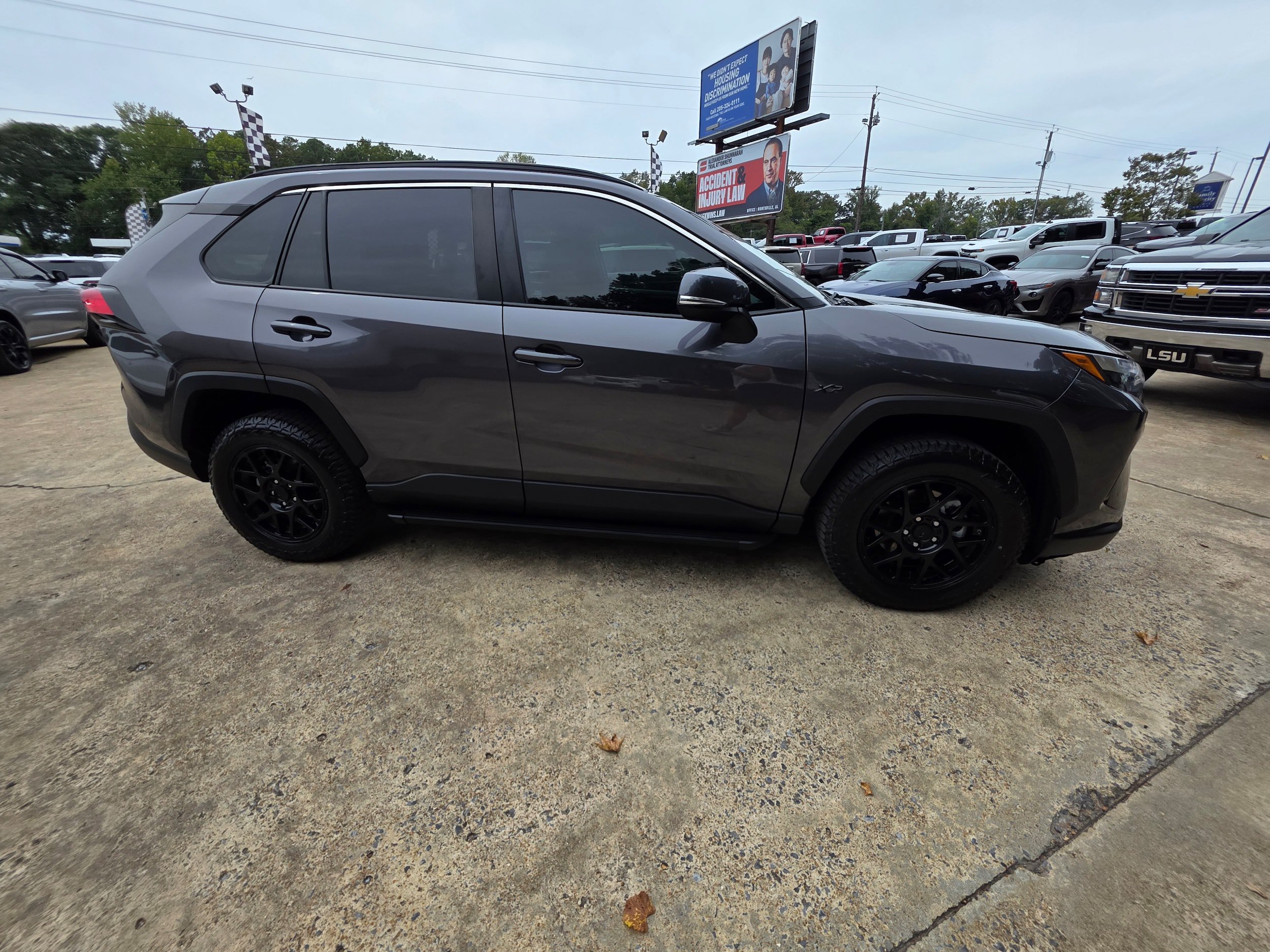 Used 2022 Toyota RAV4 XLE w/ Convenience Package FWD image 4