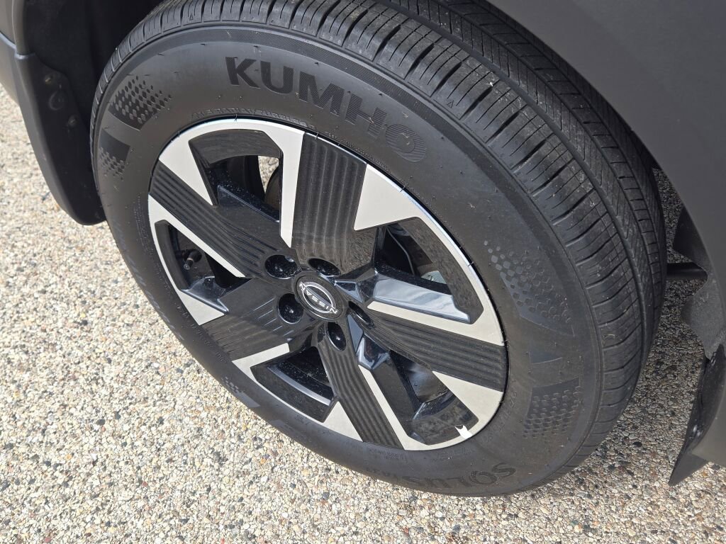 Used 2025 Nissan Kicks SV AWD/4WD image 9