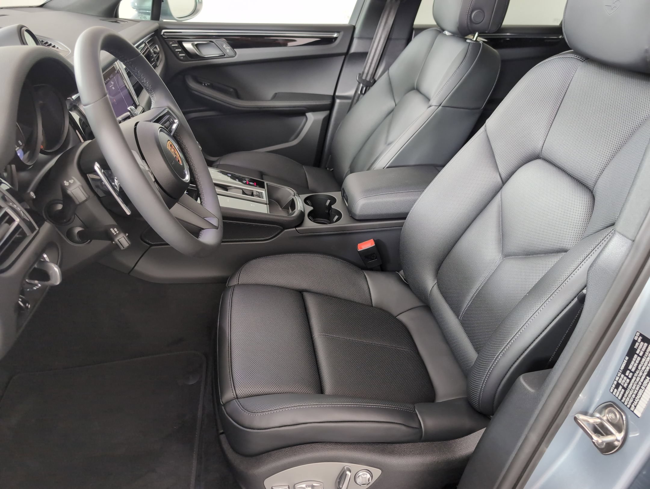 Certified 2025 Porsche Macan AWD/4WD image 5