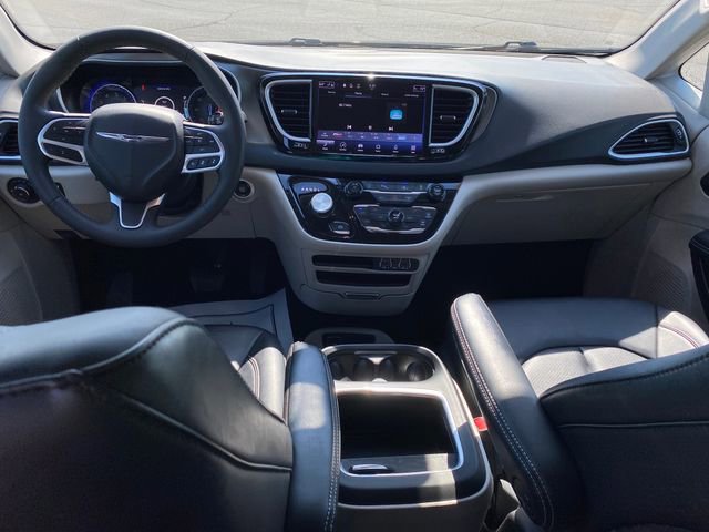 Used 2024 Chrysler Pacifica Touring-L FWD image 5