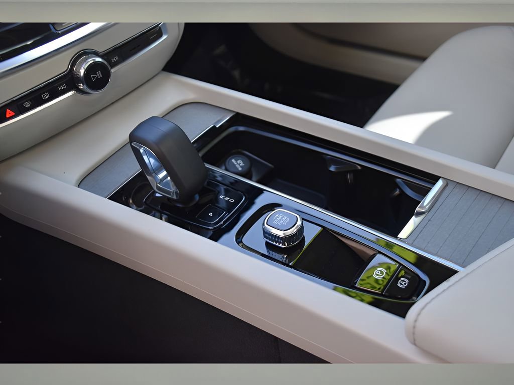 Used 2025 Volvo S60 B5 Plus FWD image 33