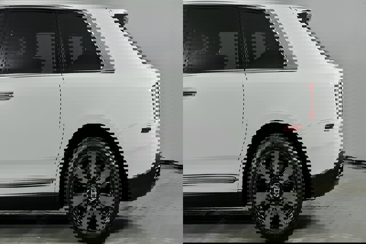 Used 2023 Rolls-Royce Cullinan w/ Leather Finishing Pack image 8