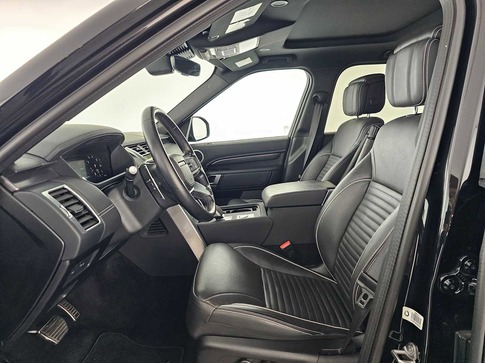 Used 2024 Land Rover Discovery Metropolitan Edition image 21