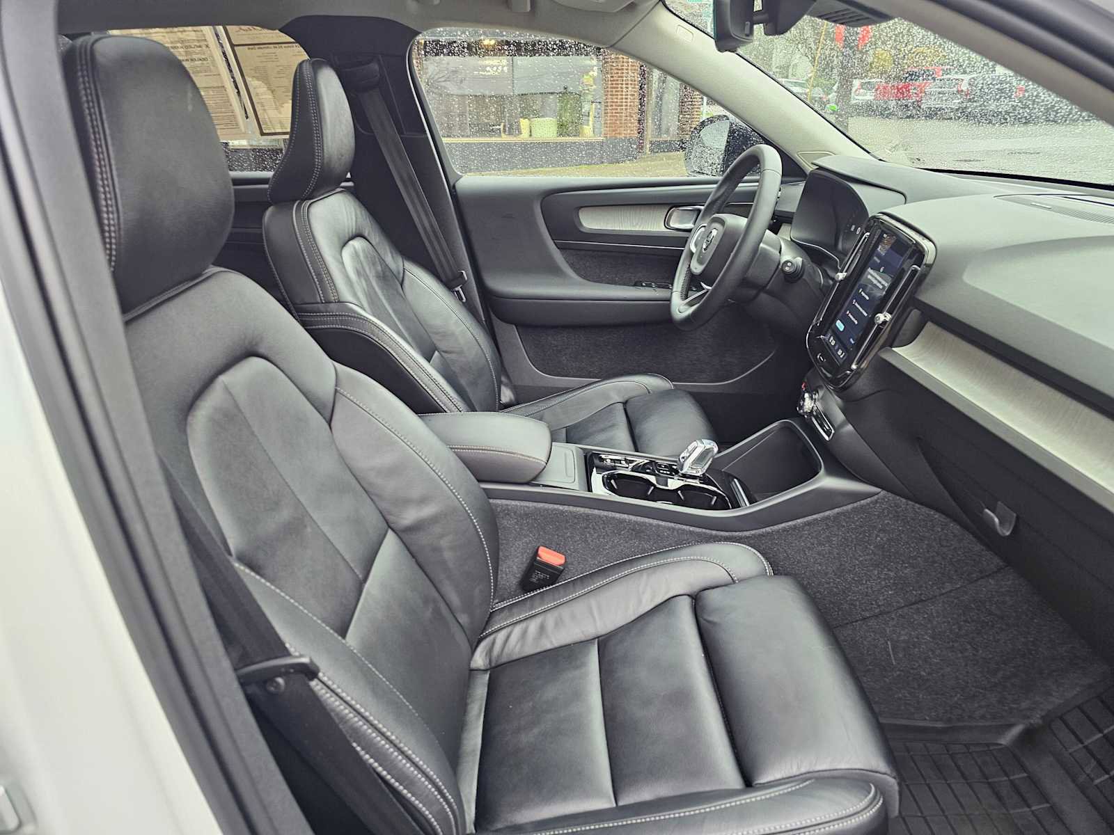 Certified 2024 Volvo XC40 B5 Ultimate w/ Protection Package Premier image 11