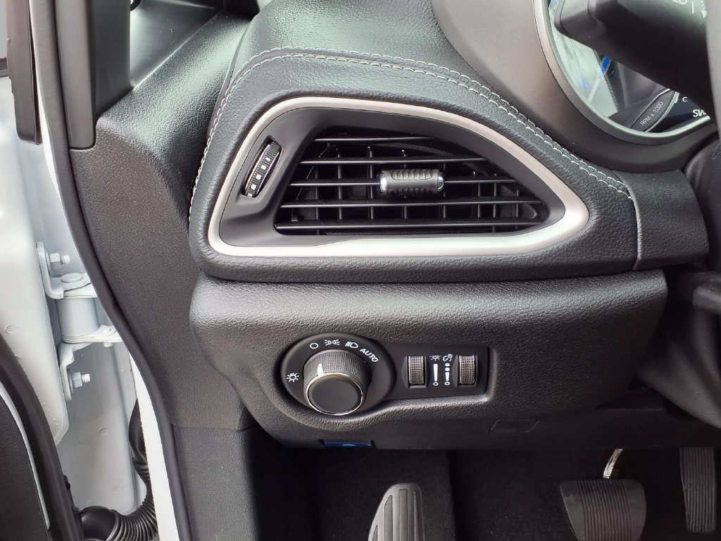 New 2027 Chrysler Pacifica Select AWD/4WD image 16