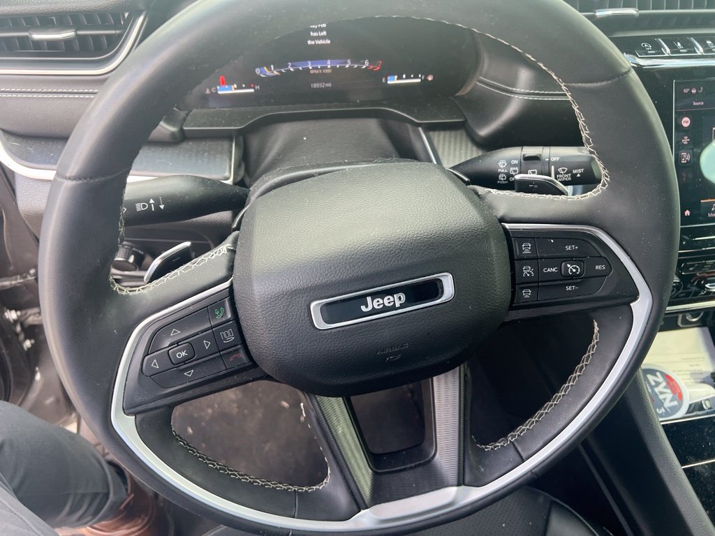 Used 2023 Jeep Grand Cherokee Altitude RWD image 7