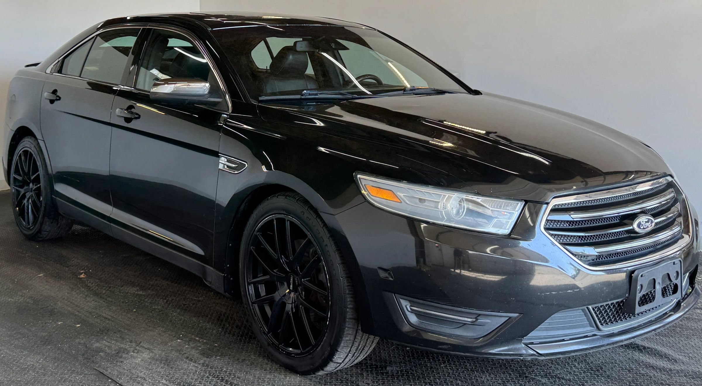 Used 2013 Ford Taurus Limited FWD image 4