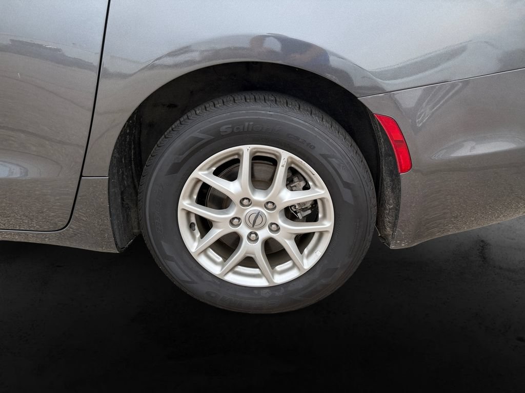 Used 2023 Chrysler Pacifica Touring-L FWD image 12
