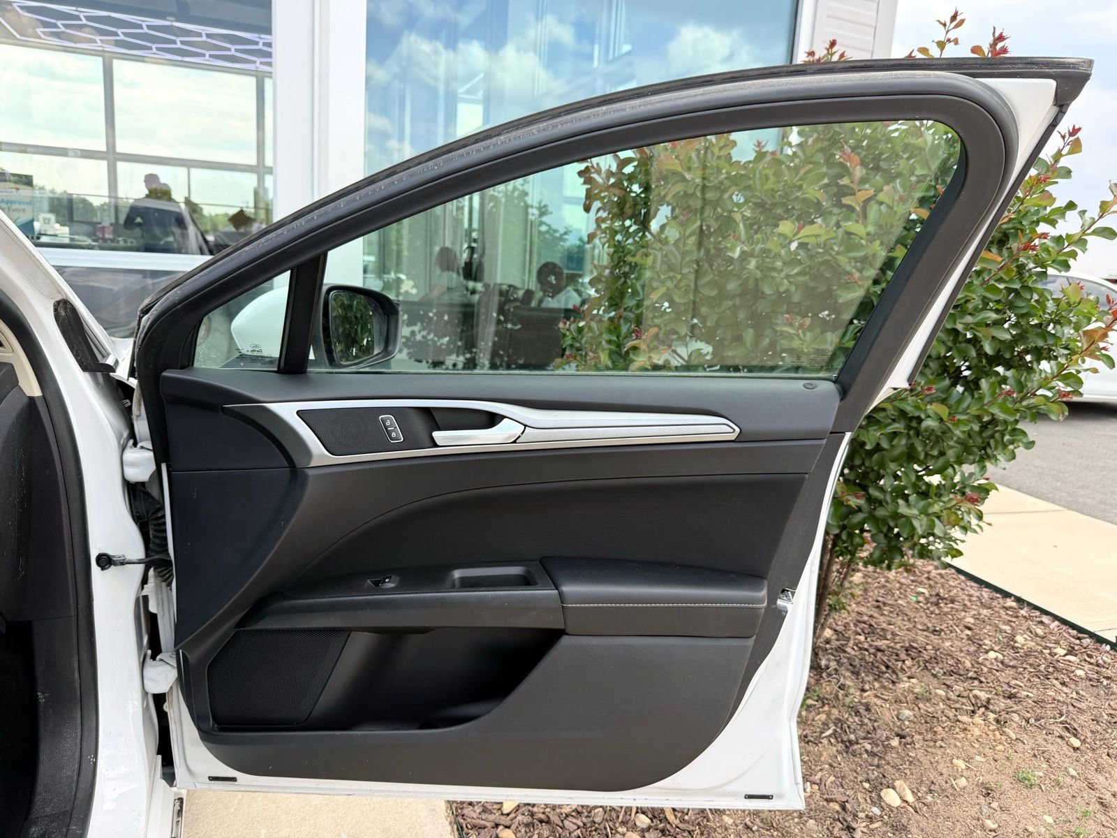 Used 2020 Ford Fusion SE FWD image 17