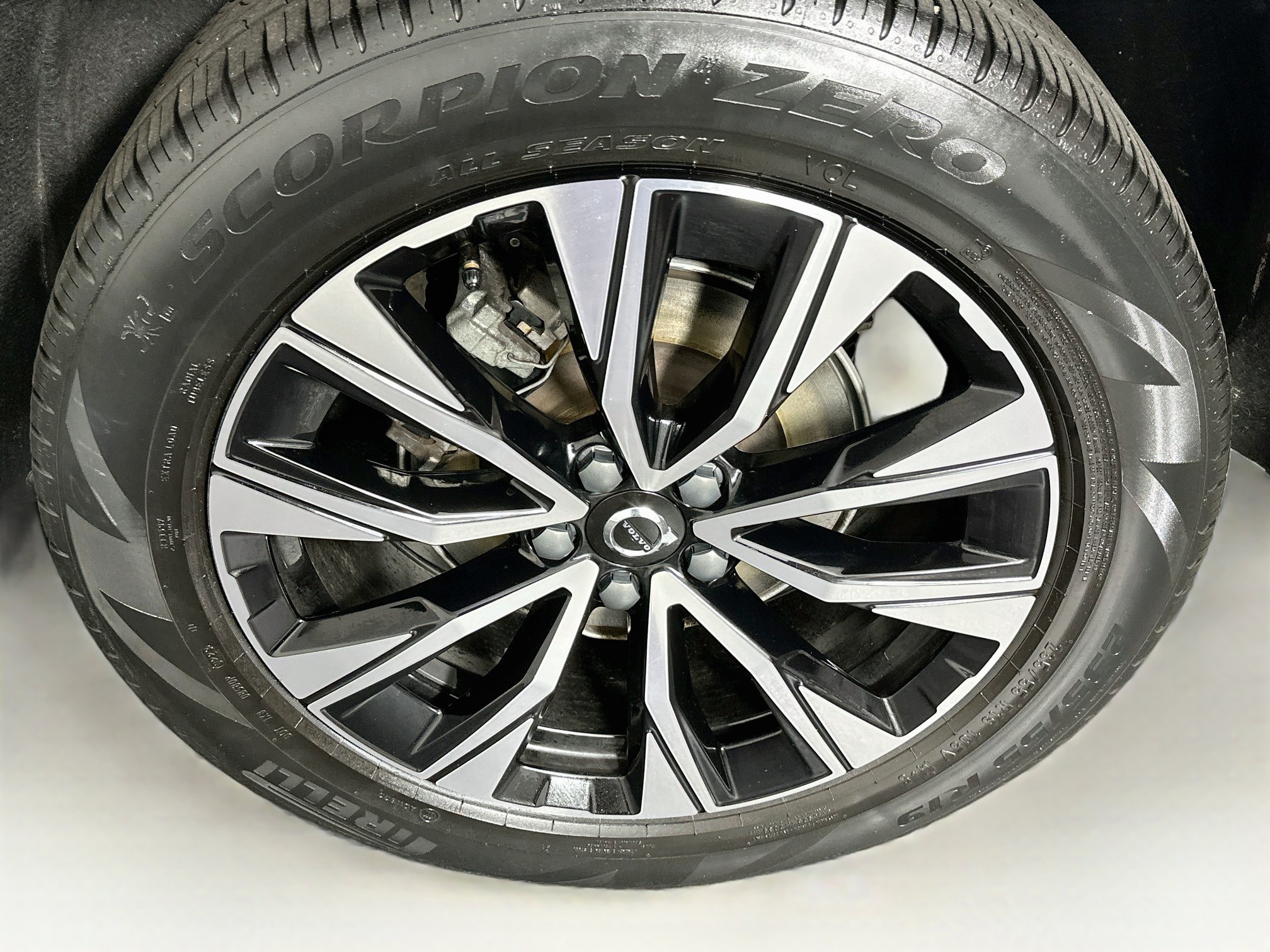 Used 2023 Volvo XC60 B5 Plus FWD image 11