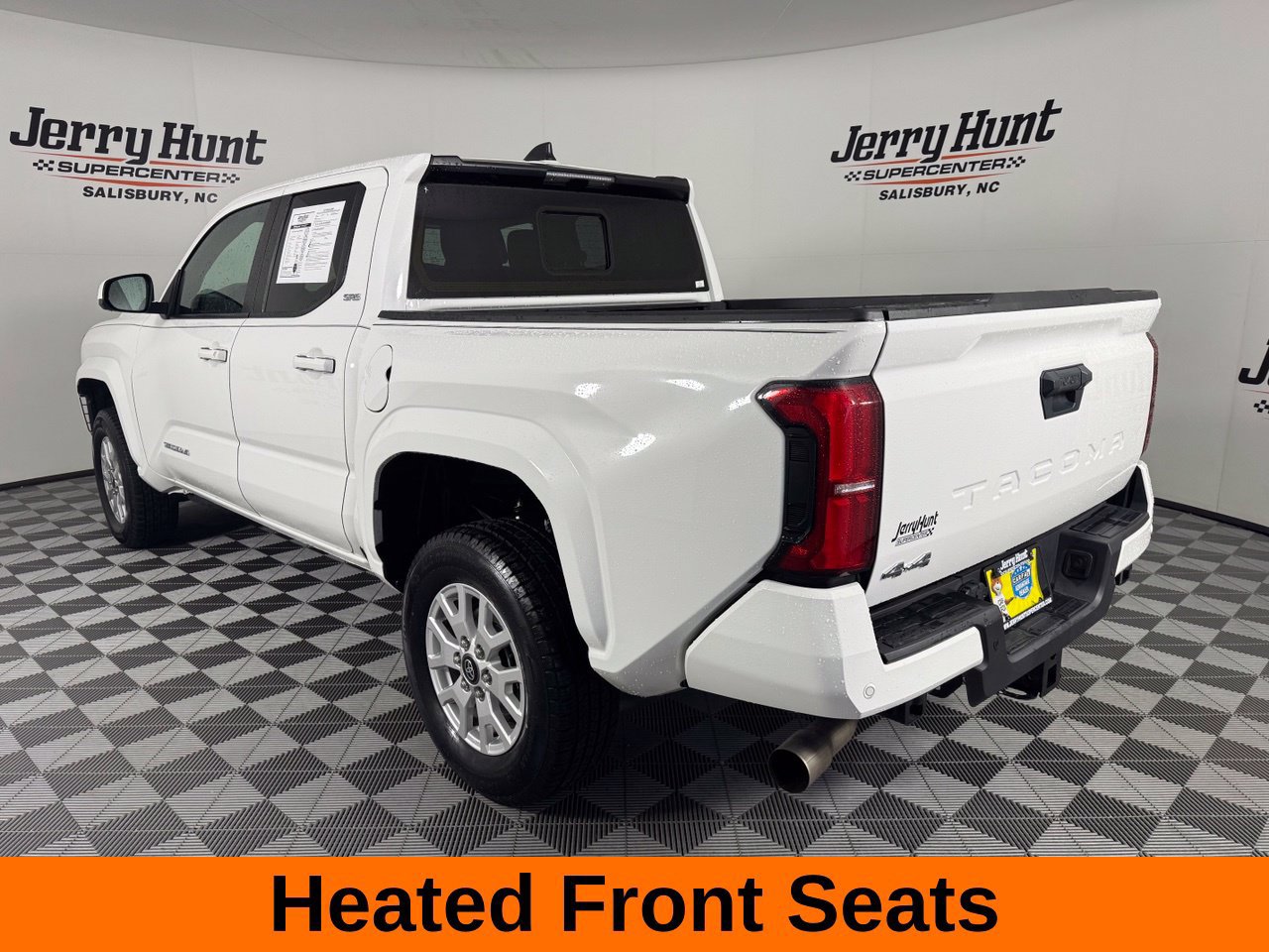 Used 2024 Toyota Tacoma SR5 AWD/4WD image 10