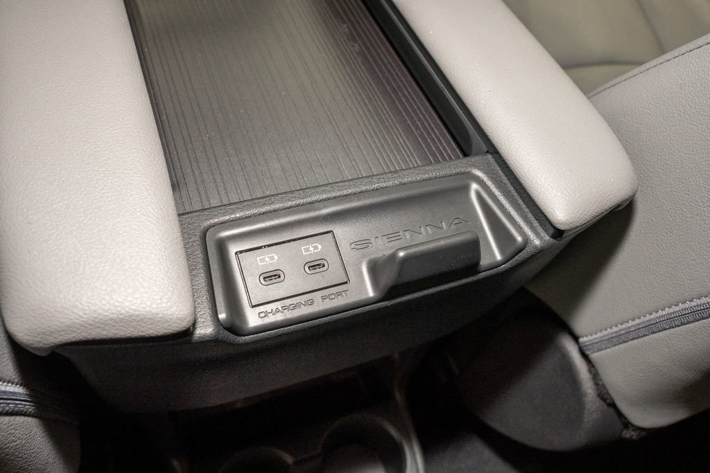 Used 2025 Toyota Sienna XLE image 8