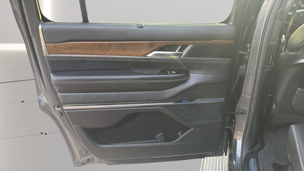 Used 2022 Jeep Grand Wagoneer Series II AWD/4WD image 23