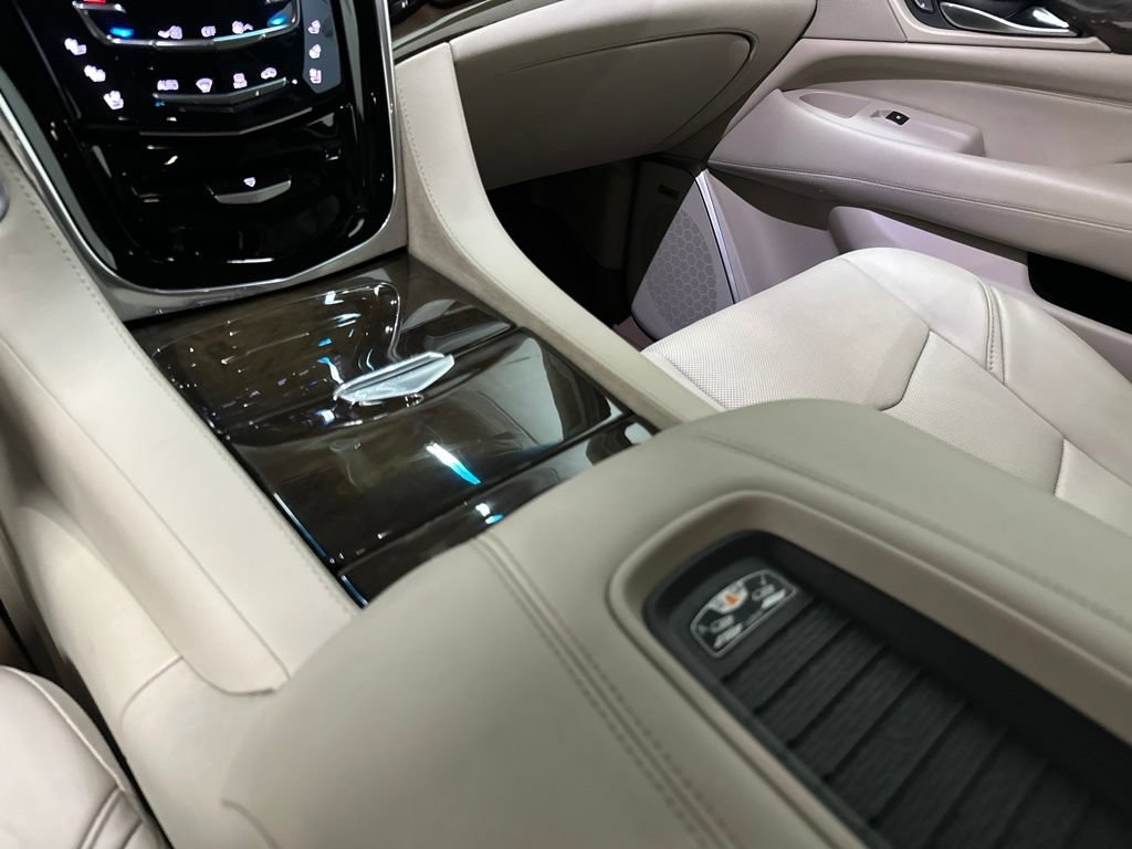 Used 2019 Cadillac Escalade Luxury AWD/4WD image 44