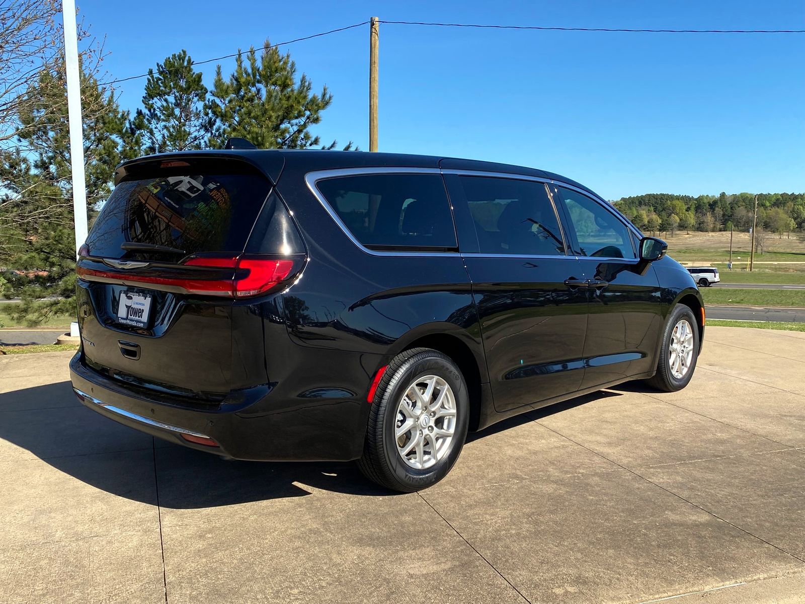 Used 2025 Chrysler Pacifica Select image 6