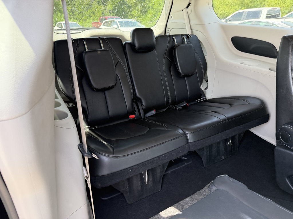 Used 2024 Chrysler Pacifica Touring-L FWD image 32