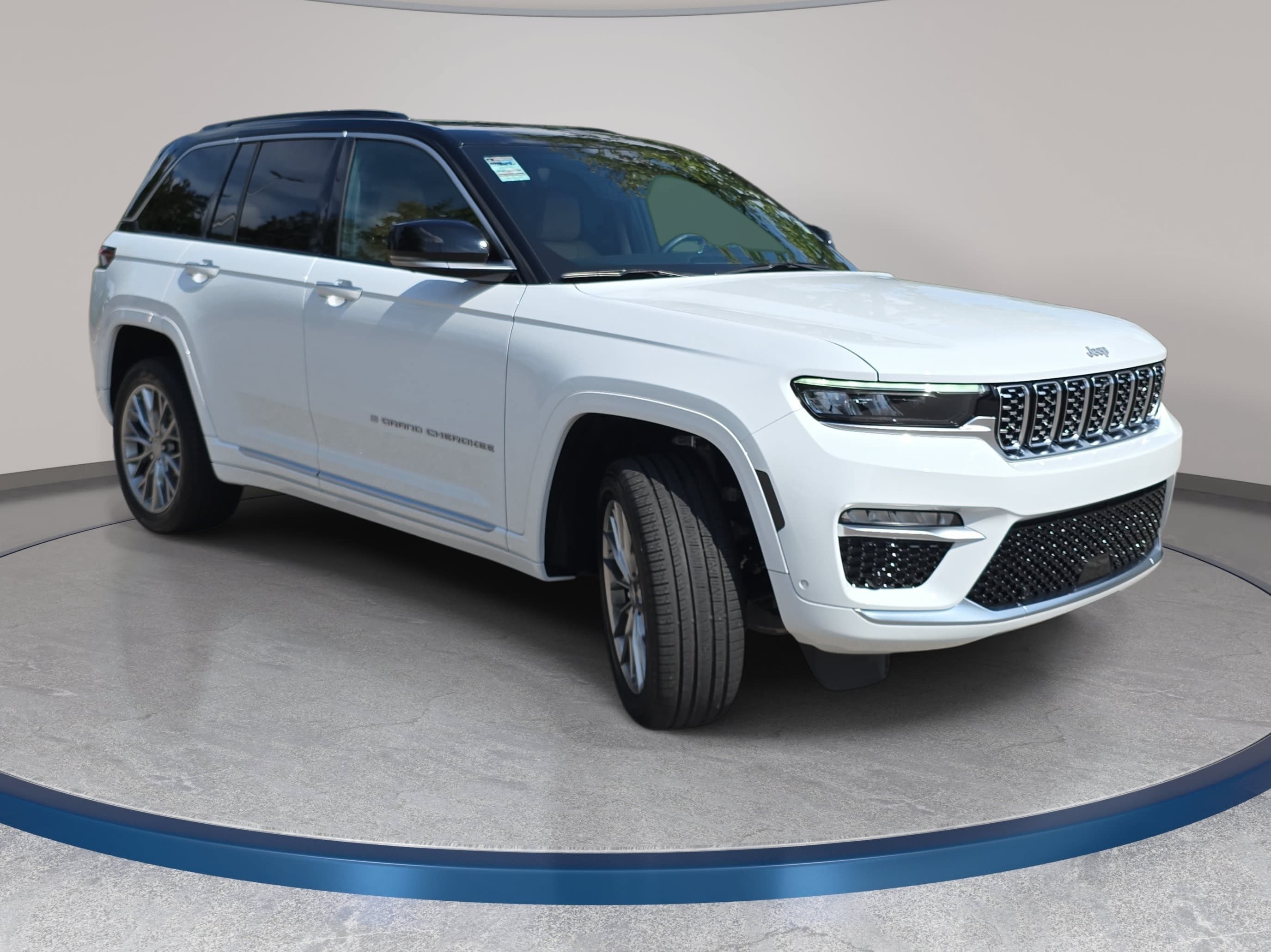 Used 2024 Jeep Grand Cherokee Summit AWD/4WD image 3