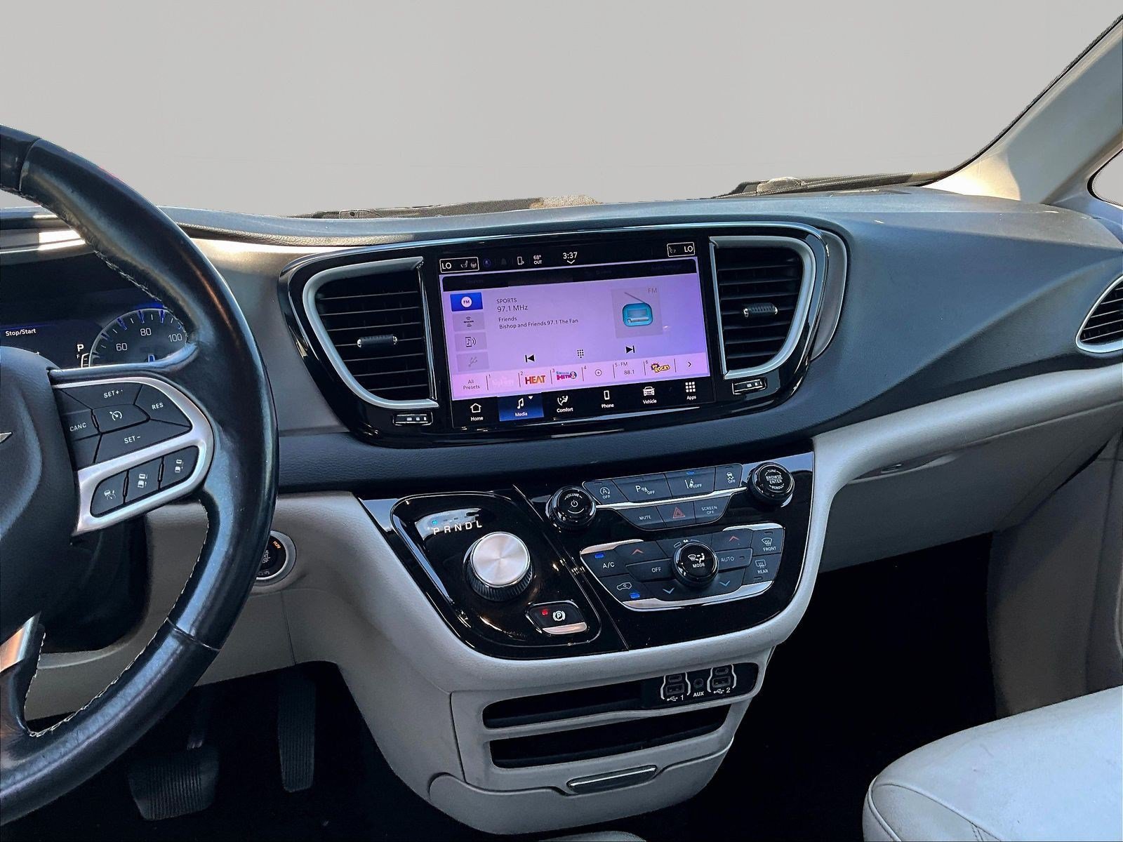 Used 2021 Chrysler Pacifica Touring-L FWD image 9