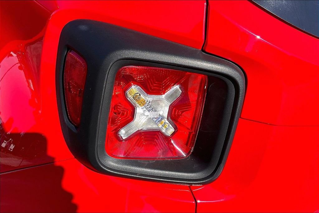 Used 2017 Jeep Renegade Latitude w/ Cold Weather Group AWD/4WD image 31