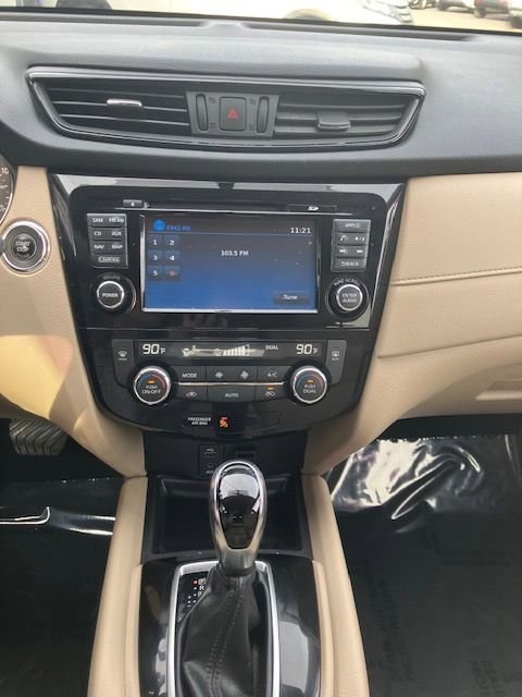 Used 2017 Nissan Rogue SV w/ SV Premium Package image 17